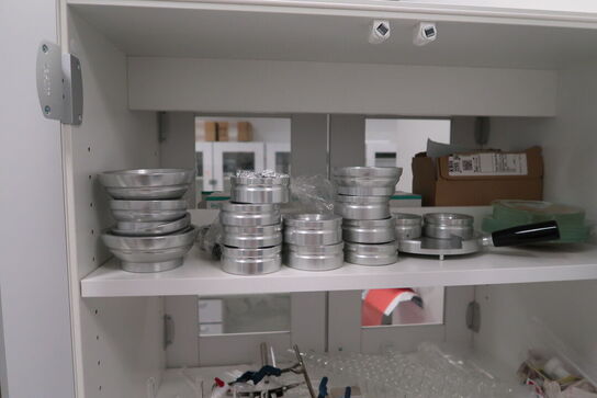 Div. Laboratorieglas og udstyr i overskabe