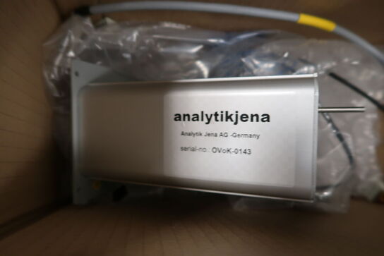 Kasse med laboratorieudstyr ANALYTIKJENA