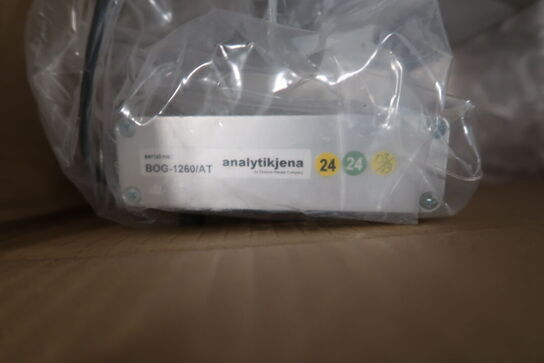 Kasse med laboratorieudstyr ANALYTIKJENA