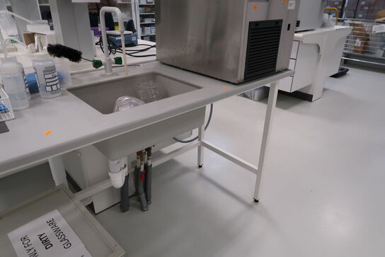 Arbejdsbord med vask og armatur uden indhold