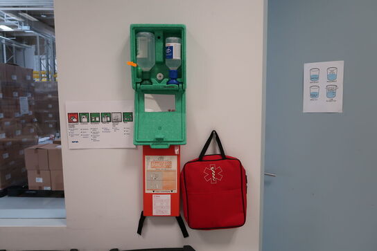 3 stk. skraldespande samt firstaidkit og øjenskyllestation