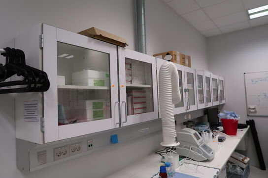 Div. Laboratorieudstyr i overskabe