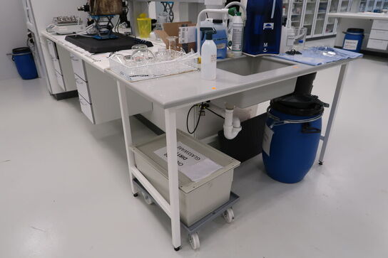 Arbejdsbord med vask og armatur uden indhold