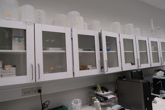 Arbejdsbord samt overskabe uden indhold