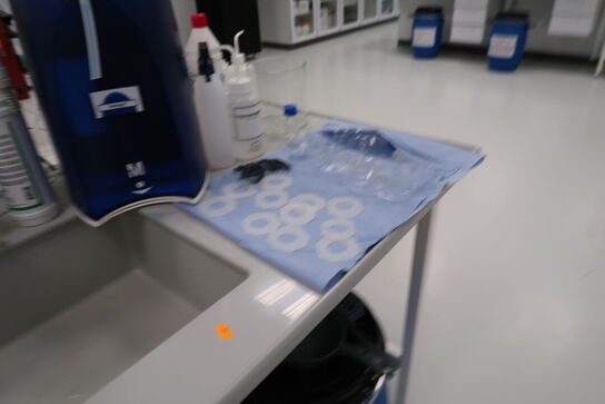 Arbejdsbord med vask og armatur uden indhold