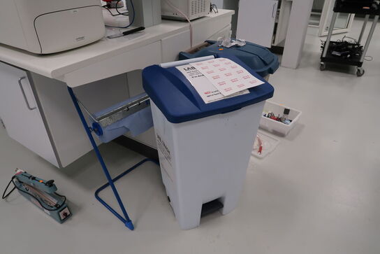 2 stk. skraldespande samt afrullerstativ