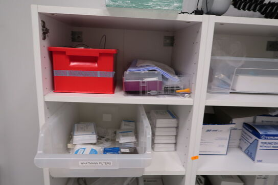 Div. Flamingokasser samt 2 stk. reoler med div. Varelager og tilbehør