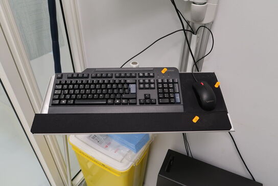 Computerskærm ASUS, computer LENOVO ThinkStation, tastatur og mus