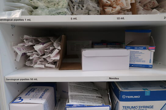 Div. Pipetter, syringes, micro plates, pcr plates m.m.