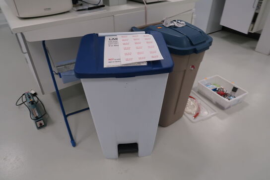 2 stk. skraldespande samt afrullerstativ