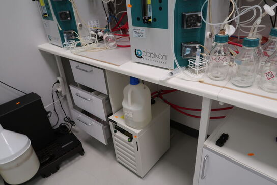 Arbejdsbord og overskabe uden indhold