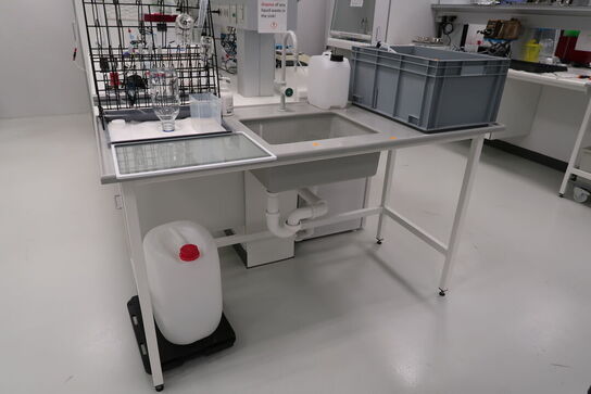 Arbejdsbord med vask og armatur uden indhold