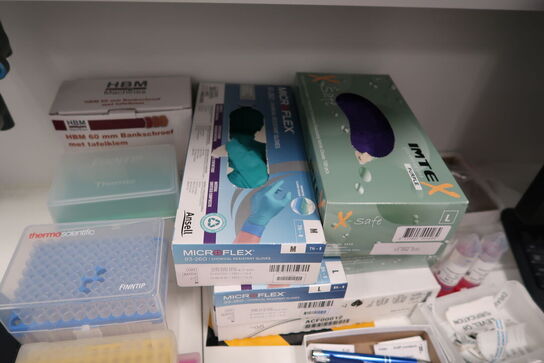 Div. Laboratorieudstyr i overskabe