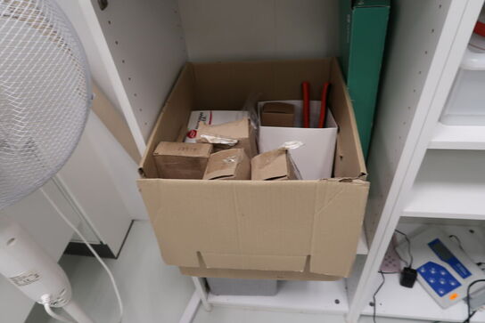 Div. Flamingokasser samt 2 stk. reoler med div. Varelager og tilbehør