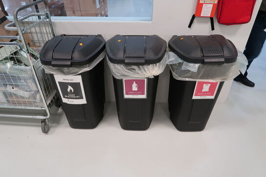 3 stk. skraldespande samt firstaidkit og øjenskyllestation