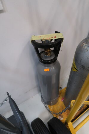 2 stk. flasker med indhold