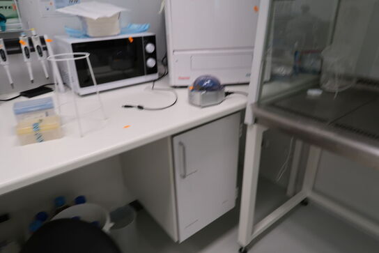 Arbejdsbord og overskabe uden indhold