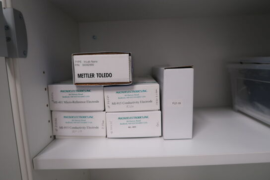 Div. Laboratorieudstyr i overskabe