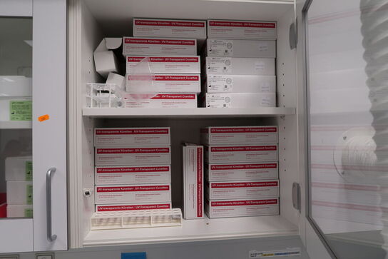 Div. Laboratorieudstyr i overskabe