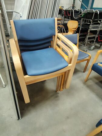 Fem konferencestole med armlæn, assorterede