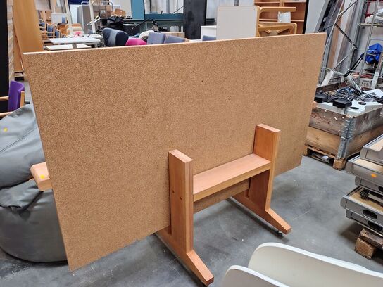 Spisebord med kork bordplade 