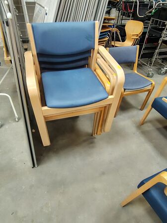 Fem konferencestole med armlæn, assorterede