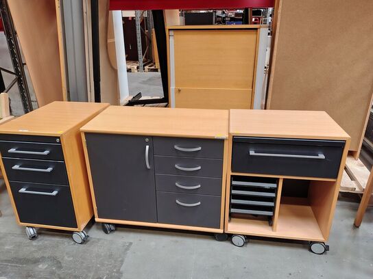 Tre kontorskabe, assorterede