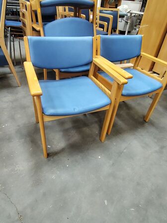 To konferencestole med armlæn