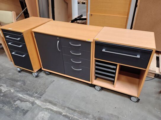 Tre kontorskabe, assorterede
