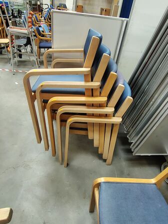 Fem konferencestole med armlæn, assorterede