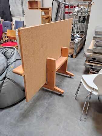 Spisebord med kork bordplade 