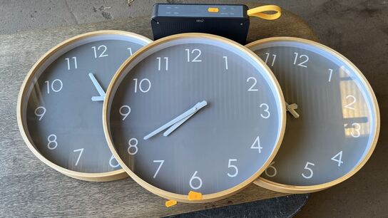 3 Vægure + DAB Radio