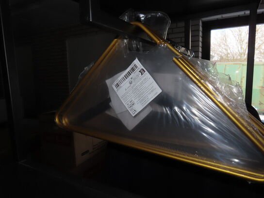 Tøjstativ med hylder og bøjler