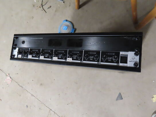 Rack med forstærker og mixer BEHRINGER
