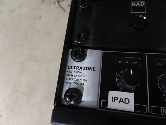 Rack med forstærker og mixer BEHRINGER