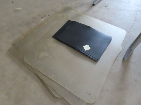 13 stk. stoleunderlag og skrivebordsskånere