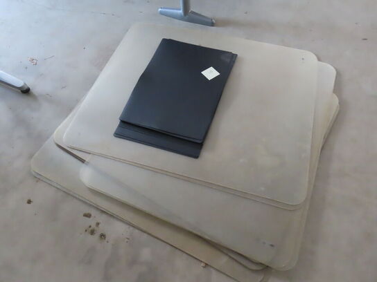 13 stk. stoleunderlag og skrivebordsskånere