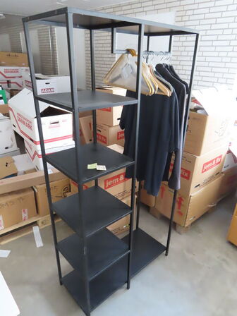 Tøjstativ med hylder og bøjler