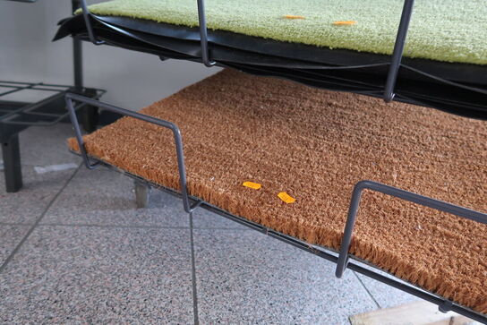 Hylde med dørmåtter