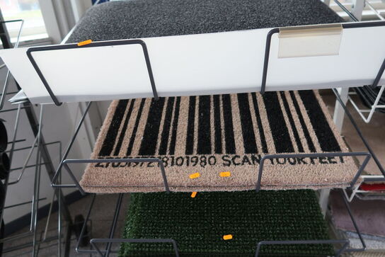 Hylde med dørmåtter