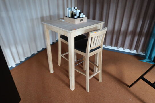 Barbord med 2 stk. barstole
