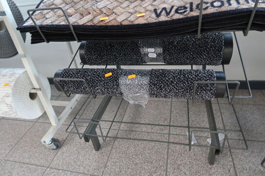 Hylde med dørmåtter