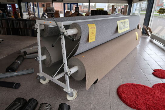 Stativ til gulvtæpperuller uden indhold