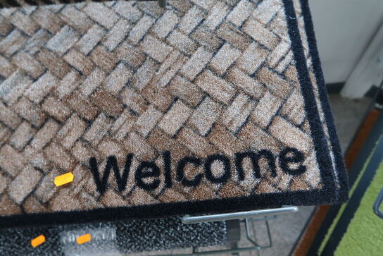 Hylde med dørmåtter