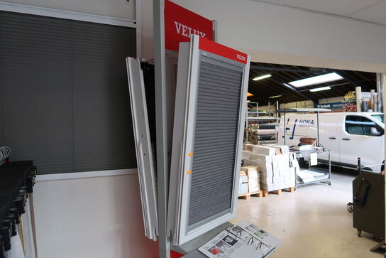 Stativ med 2 stk. vinduer VELUX med gardiner
