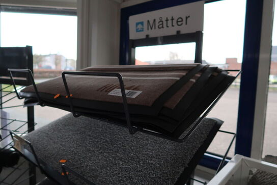 Hylde med dørmåtter