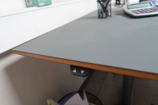 El. hæve/sænke skrivebord uden indhold samt skuffemodul