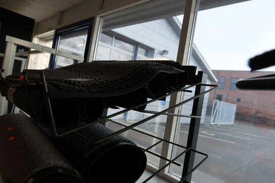 Hylde med dørmåtter