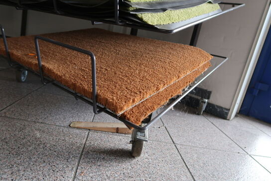 Hylde med dørmåtter