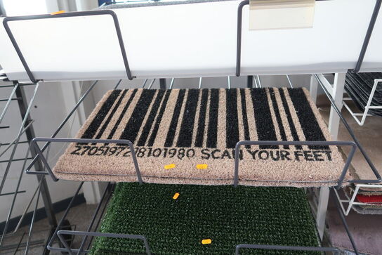 Hylde med dørmåtter